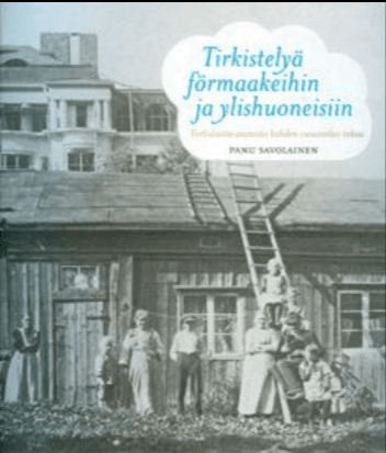 mustavalkokuva perheestä vanhan puutalon edustalla.