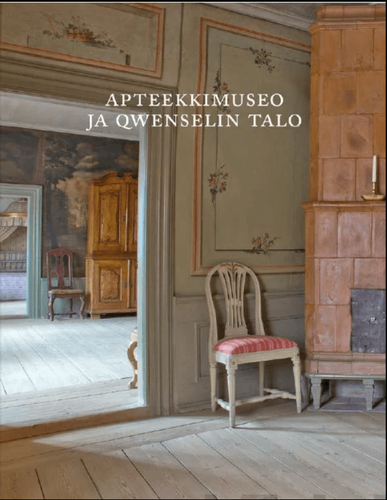 vanhanaikainen tuoli ja kaakeliuuni vanhan talon kamarissa.