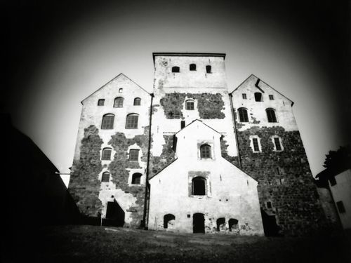 neulanreikäkameralla otettu mustavalkoinen kuva Turun linnasta.