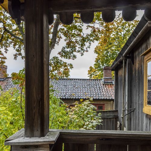 syksyinen näkymä hämärältä kuistilta Luostarinmäellä.
