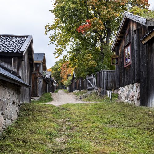syksyinen kujanäkymä Luostarinmäeltä.