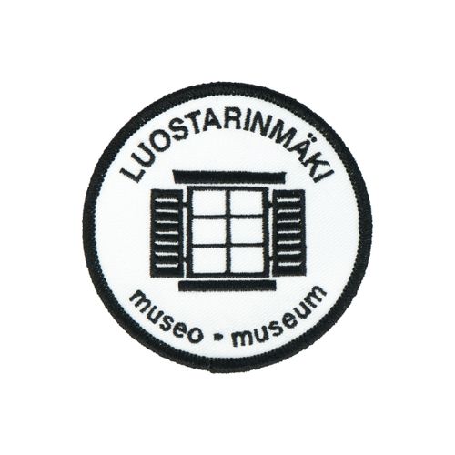pyöreä kangasmerkki, jossa ikkuna ja teksti Luostarinmäki - museo - museum