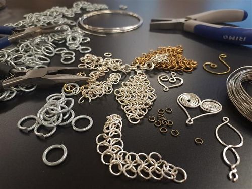 metallilangasta taivutettuja koruja.