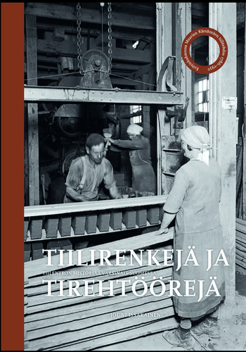 mustavalkokuva tiilentekijöistä tehtaassa.