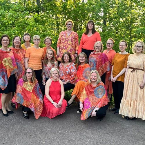 Turun Naislaulajat -kuoro ja taustalla puita