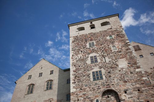Turun linnan eteläpääty. Korkea kivirakennus, jossa torni. 