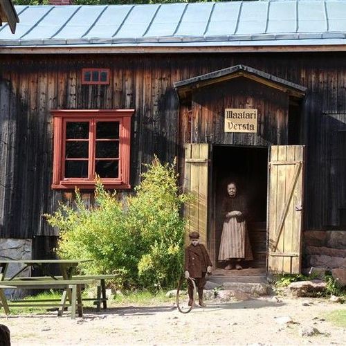 vanha nainen ja lapsi maalarinverstaan edessä Luostarinmäellä.