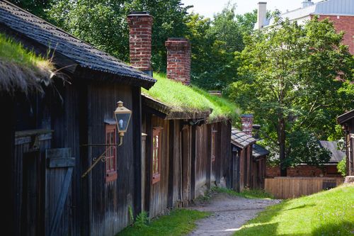 ruohokattoisia taloja 1800-luvulta.